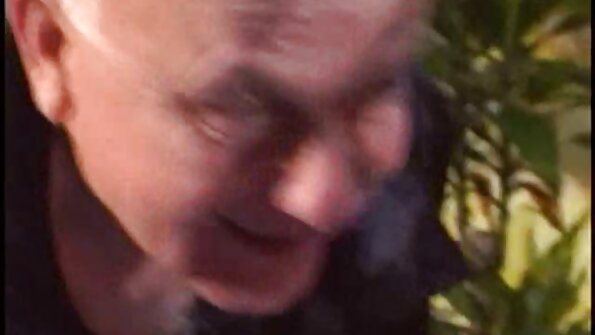 セクシーな体を持つ巨乳熟女は彼女の巨乳に触れさせています エロ 動画 無 修正 女性 向け