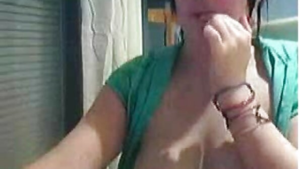 エッチなソロの女の子が濡れたオマンコに指を突き刺して降りる 女 エロ 動画