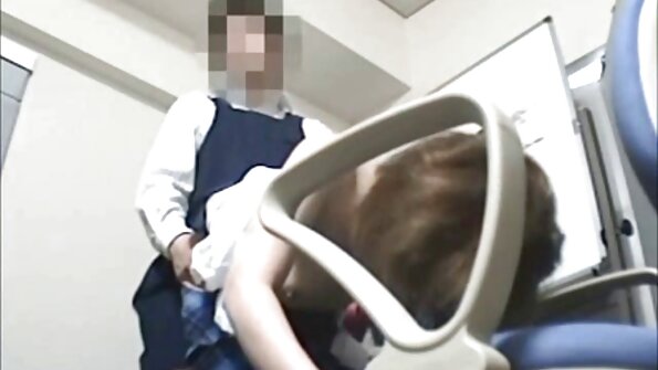 完璧なおっぱいのペアを持つブロンドの10代の最愛の人は非難されます 女性 が 見れる アダルト