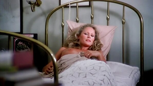 赤ん坊が車の中にいて、彼女は吸うために彼女の口の中にペニスを入れます 女の子 用 エロ 動画