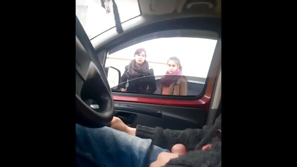 彼女のお尻が激しく叩かれているので、巨乳のビンボは悲鳴を上げます セックス 動画 タツ