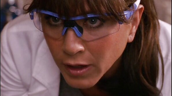 一人の女の子がタオルの上の彼女の毛むくじゃらの猫に大きな大人のおもちゃを貼り付けます 一徹 ラブラブ 動画