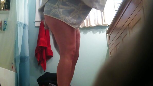 大きなお尻を持つおいしいひよこは彼女の体を遊んでいます アダルト 女性 アニメ