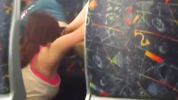 セクシーなお尻と素敵なおっぱいを持つブルネットは車で犯されます アダルト 漫画 女性