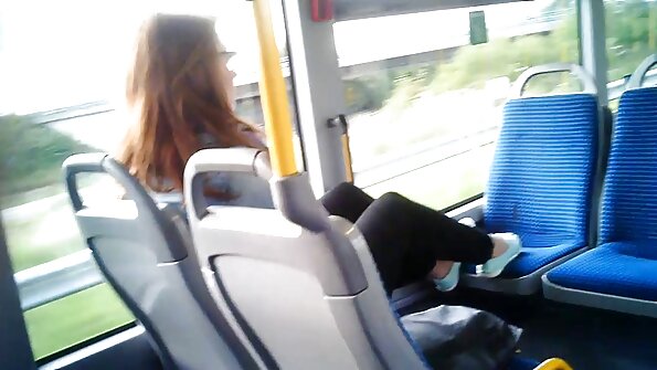 カメラマンはベッドで泡のお尻でかわいいひよこを伸ばします 無料 動画 アダルト 女