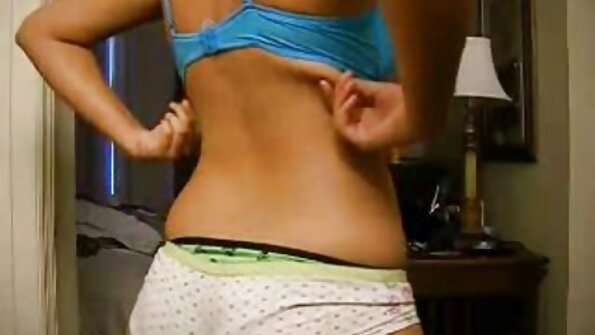 魅力的なティーンは彼女の最初の全身マッサージで強打されます 女性 av サイト