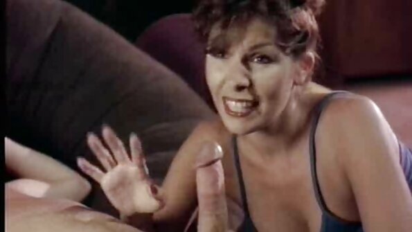 ディックに座るのが大好きな大きなお尻のブルネットは1つを感じています 無料 エロ 動画 イケメン