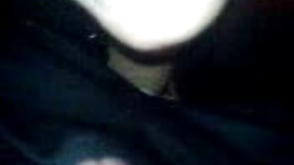 巨大な偽のおっぱいを持つビンボは、ディックによって机の上で犯されます 無料 av 女 向け