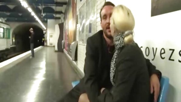 眼鏡をかけたビンボが足を開いてチンポをもらえるように 女性 av 安心