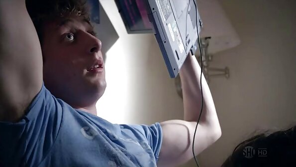 ブロンドは私たちのために彼女の巨大なおっぱいを披露するためにストリップショーをします 女性 av 一徹