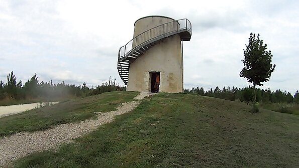 ブルネットのソロの女の子が彼女のひったくりの中にバイブレーターを押しています 一徹 女性 動画