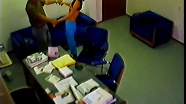 敏感な乳首を持っているブルネットのティーンは犯されています 無料 sex 動画 女性 向け