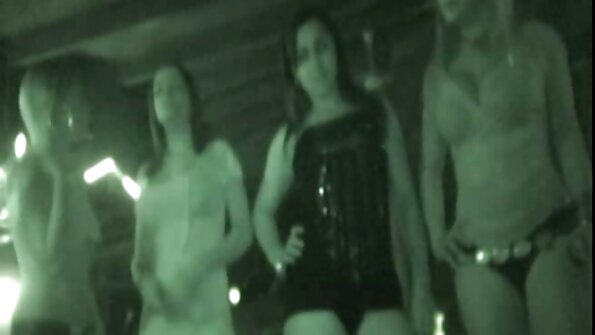 偽の巨乳の巨乳ブロンドがベッドに触れている エロ 女性 向け 動画