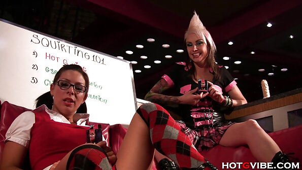 いくつかの素晴らしい入れ墨を持つひよこは彼女の猫を犯されています エロ 動画 女の子