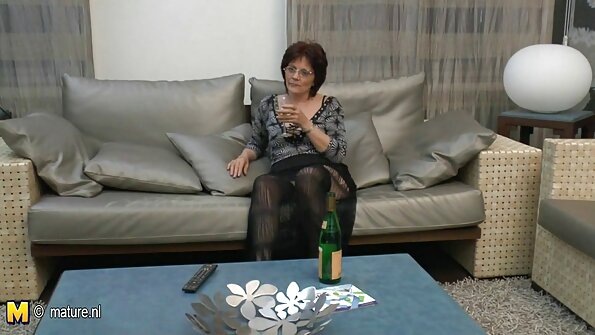 セクシーなアマチュアがベッドの上で彼女の大きなお尻を披露しています エロ 動画 女性 の ため の