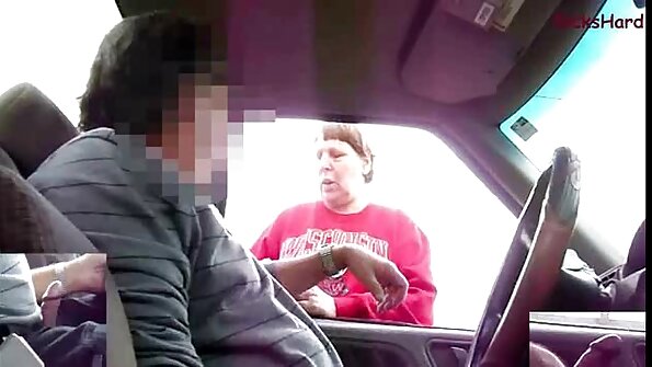 偽のおっぱいを持つブロンドの熟女アレックスジェットは突っ込みます 若い 女性 エロ 動画