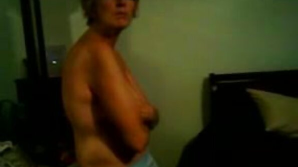 その黒い鋲を共有している間、ブルネットの女性はお互いをなめています 女性 専用 アダルト ムービー