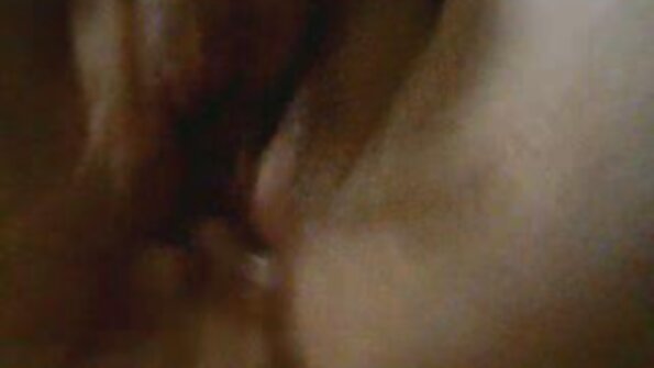 雌犬は彼女の濡れた猫の中にディルドを突き刺していて、彼女はそれを愛しています 女性 の エロ 動画