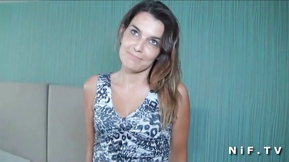 彼女が犯されることができるように、ブロンドは彼女のユニフォームを脱いでいます 女性 専用 av 動画