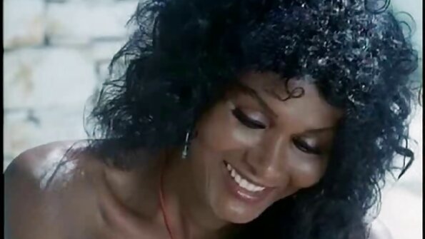 金髪の熟女がソファでずっと若い男に犯されている av 女子 動画