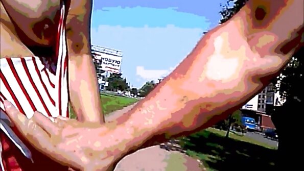 大きな偽のおっぱいを持つビンボが彼女の女に浸透している セックス 動画 女性 向け