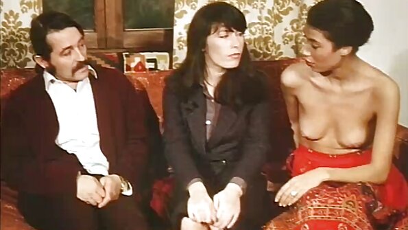 金髪がビキニを脱いでいるので、彼女はよく犯されることができます エロ 動画 女性 用