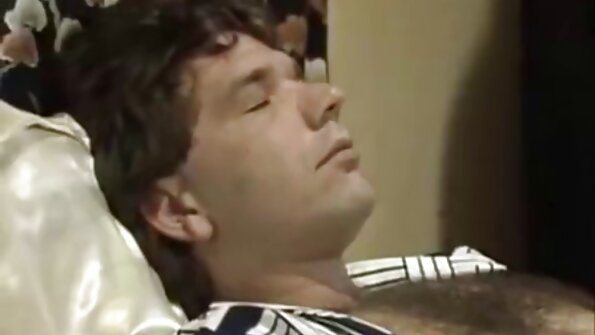 金髪の熟女は彼女がこの三人組の潮吹きであることを私たちに示しています エロ い 動画 女性