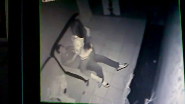 彼女が肛門を受け取っている間、大きなお尻を持つブルネットはそれを振っています アダルト サンプル 女性