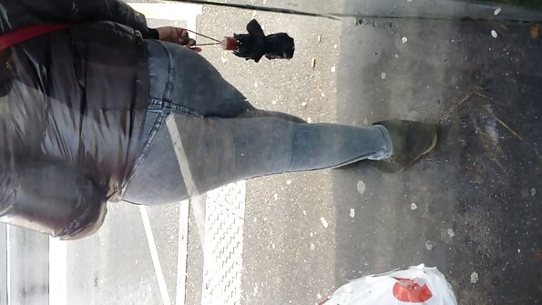 毛むくじゃらオマンコを持った女の子がカメラの前で遊んでいる 無料 女性 アダ