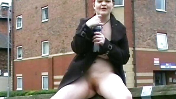 エイドラ・フォックスは、ディックを喜んで取っているいたずらな若いオタクを演じます av 無料 動画 女性 用