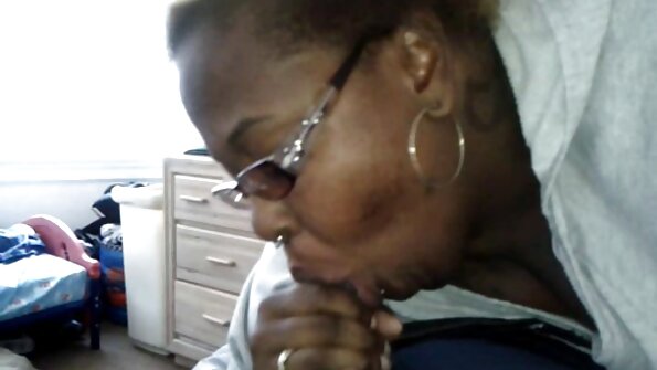 ブロンドはパイズリを受けて、彼女はそれの感触を本当に楽しんでいます 主婦 av 動画