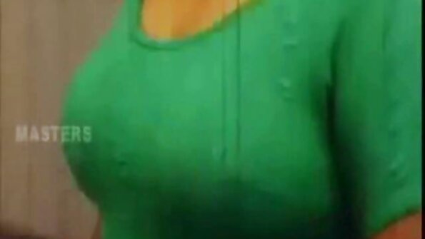 ストライプのオーバーザニーソックスで巨乳熟女がソロビデオで演じる 女性 あだると 動画