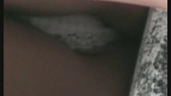 金髪はベッドで大きくて硬いペッカーのために彼女の足を開いています 女性 アダルト 漫画