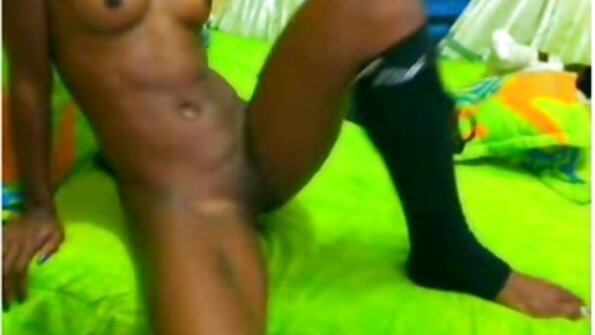 愛らしいロシアのティーンはソファに突っ込みます 女 用 エロ 画像