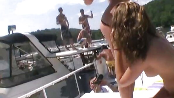 熱いブロンドは彼女のおっぱいを持ち上げて、彼女はベッドにスプーンで入れられます av 女 無料 動画