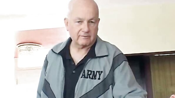 大きな自然のおっぱいを持つビンボは一人でジャックオフ 女性 アダルト 無 修正