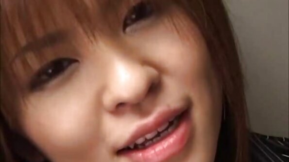 彼女の体に入れ墨をしたブルネットのラティーナは彼女のベッドに浸透している 女 アダルト 無料