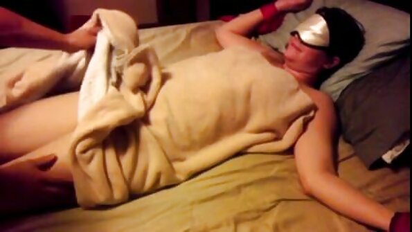 アマチュアひよこはフェラチオをしながらカメラに微笑む 女性 の 為 の 無料 エロ