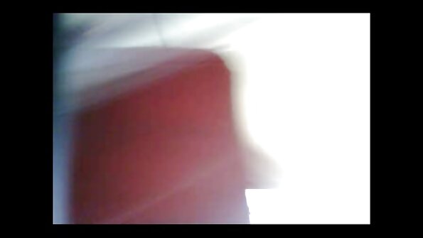 ブルネットの熟女湯たんぽは若い黒いスタッドによって強打されます エロ い 動画 女性