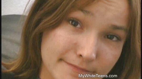 彼女の足をなめたうめき声を得ることで降りる10代のブルネット 女 えろ 動画