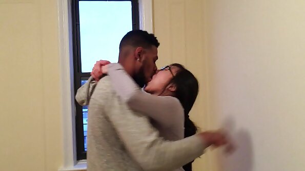 ブルックヘイズは大きなペッカーを受け取りながら彼女の素敵な桜をこすります h net アダルト